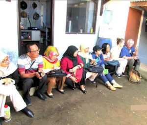 Workshop participants interviewing the farm manager at the KPSBU model farm